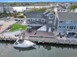 998 Pacific St, Lindenhurst, NY 11757