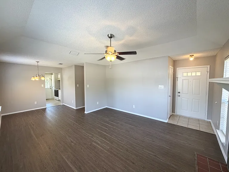 405 Augustine Dr — Photo 4