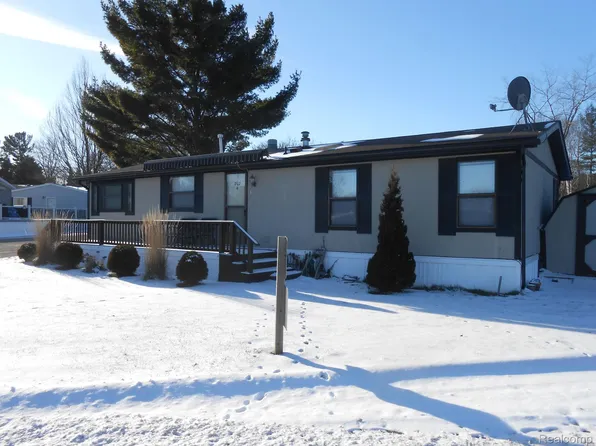 202 Shoreline Dr W, Pt Sanilac, MI 48469