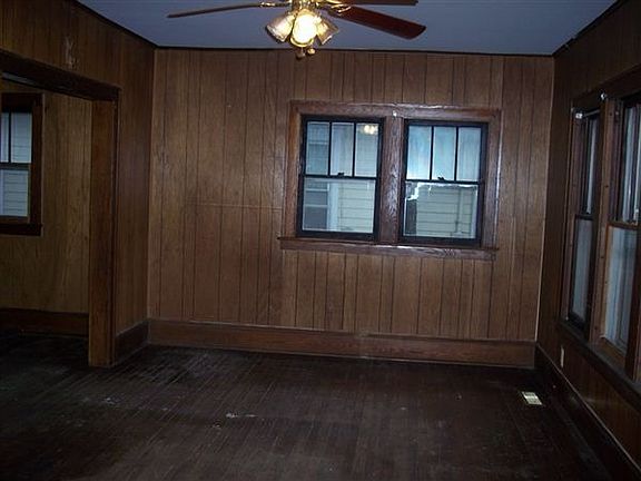 127 E MANSION Living Room