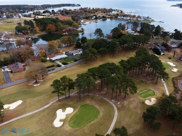 373 E Fairway Dr, Kilmarnock, VA 22482