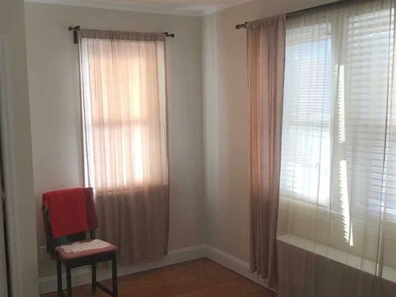 4th image of 105 Prospect St