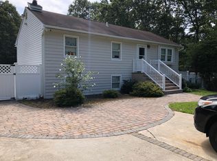 90 Cedar Ln, Medford, NY 11763