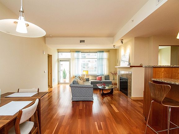 2nd image of 309 W Washington Ave Unit 301