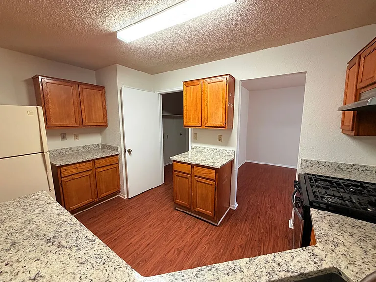 2013 James Pl — Photo 10
