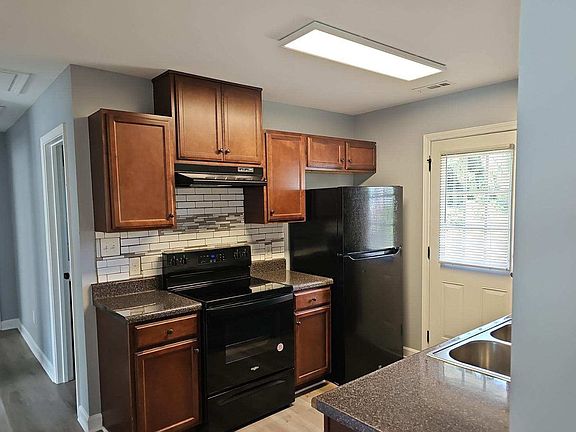 5th image of 150 Gray St