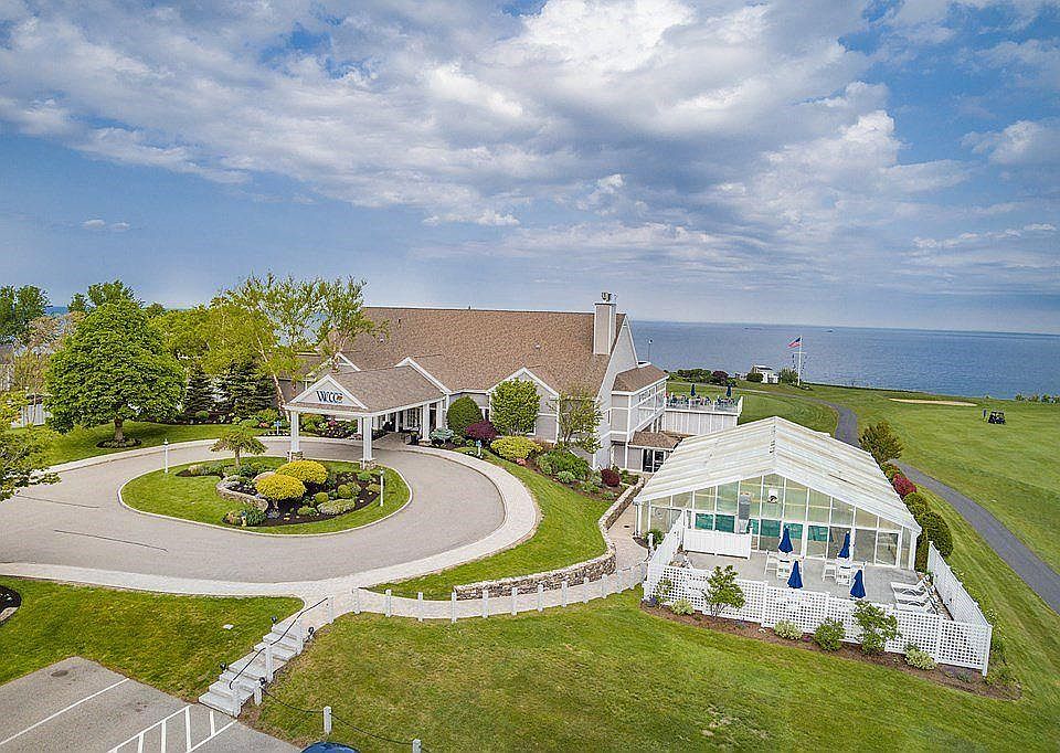 Clubhouse with restaurant, gym, steam rooms, four season mineral pool & hot tub