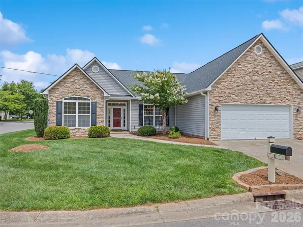 2 Thornwood Ct, Arden, NC 28704