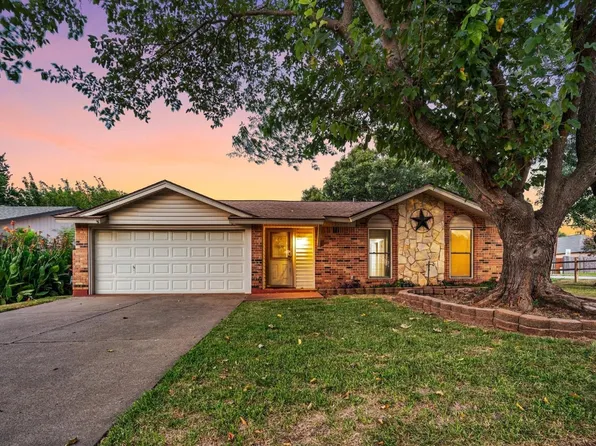 2715 Avonhill Dr, Arlington, TX 76015