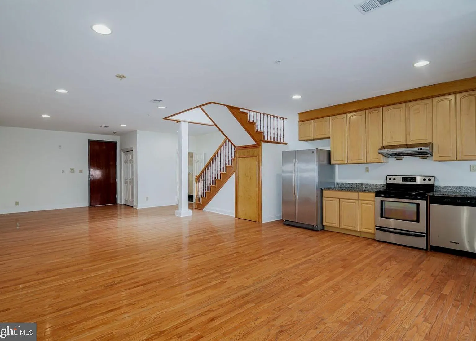 3 bed, 2.5 bath, 1606 sqft, $3,000 — Photo 2