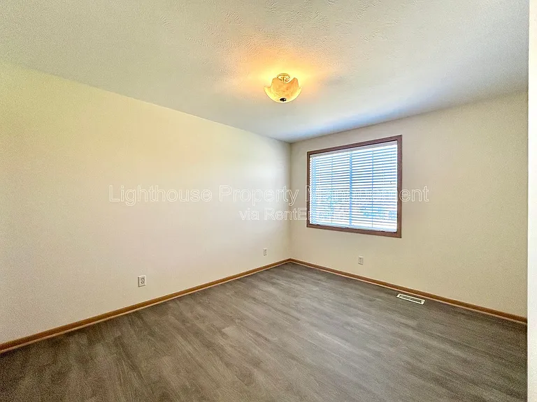 2103 Kinnrow Ave NW — Photo 14
