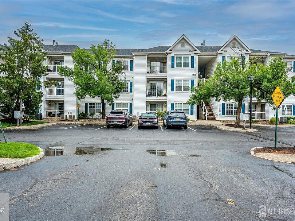 1st image of 525 Waterford Dr