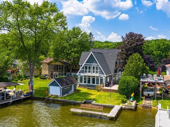 1539 Lowe Dr, Algonquin, IL 60102