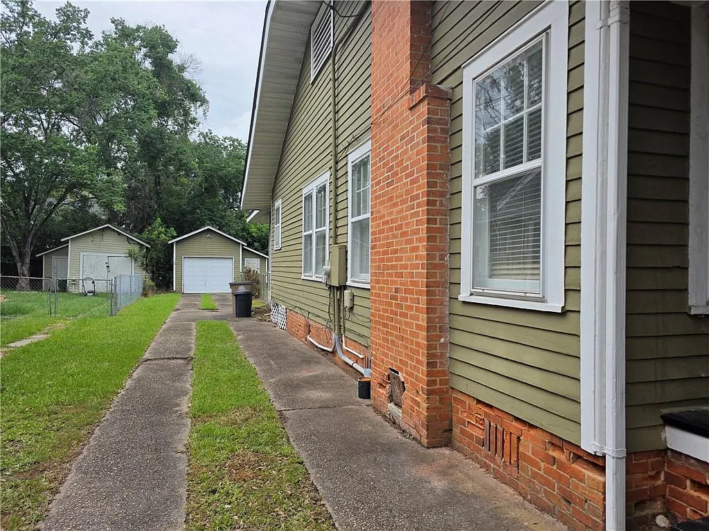 2 bed, 1.5 bath, 1428 sqft, $1,700 — Photo 3