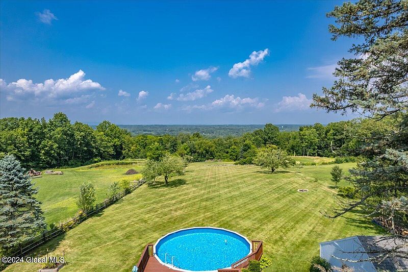 3rd image of 934 Sacandaga Road
