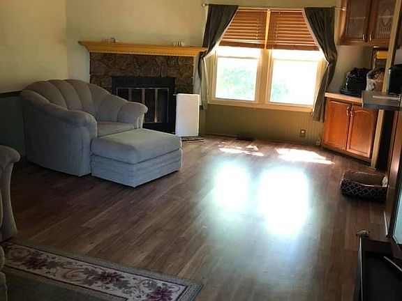 3rd image of 327 Holly Ln