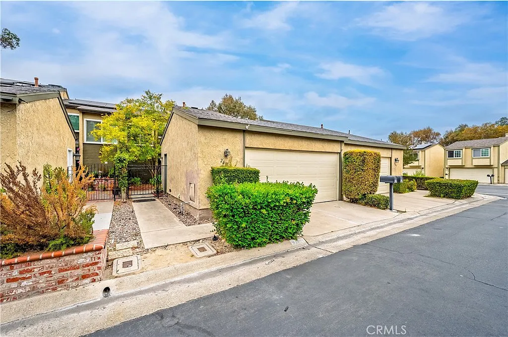 4 bed, 2.5 bath, 2105 sqft, $4,300 — Photo 1