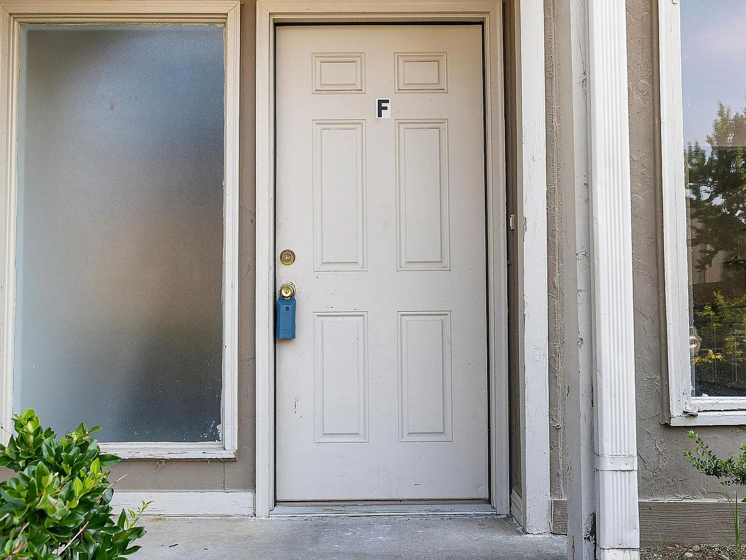 Fully Renovated 3BR/2.5BA End-Unit Condo Ashborough Village New HVAC, Hardwood, Fenced Yard, Pool — Photo 2