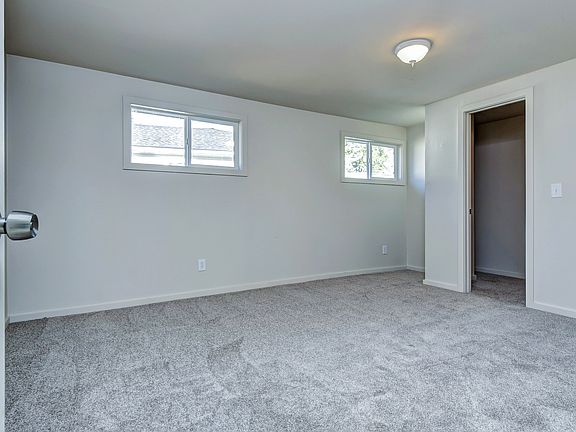 Master w/walk-in closet