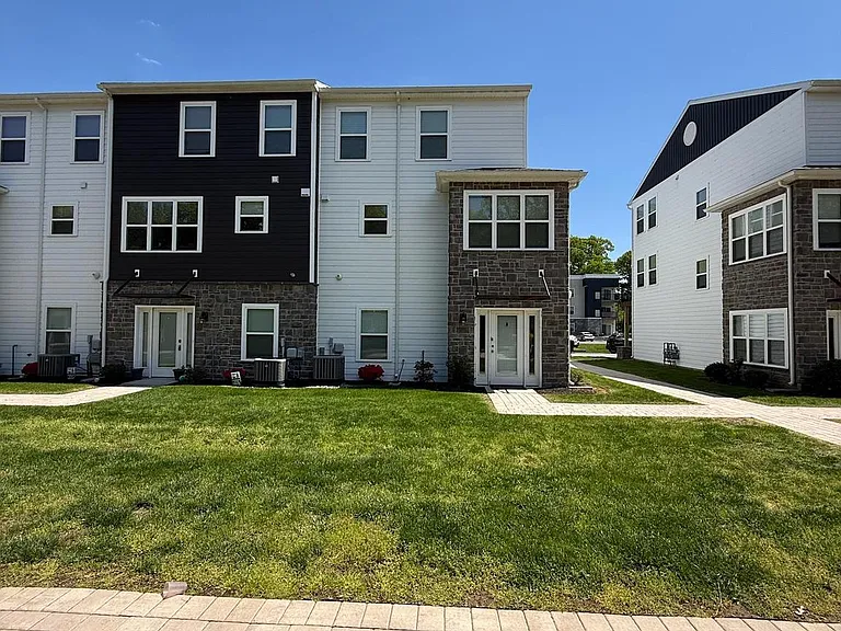 121 High Pointe Dr #38 — Photo 37