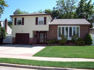 80 Cantiague Ln, Westbury, NY 11590