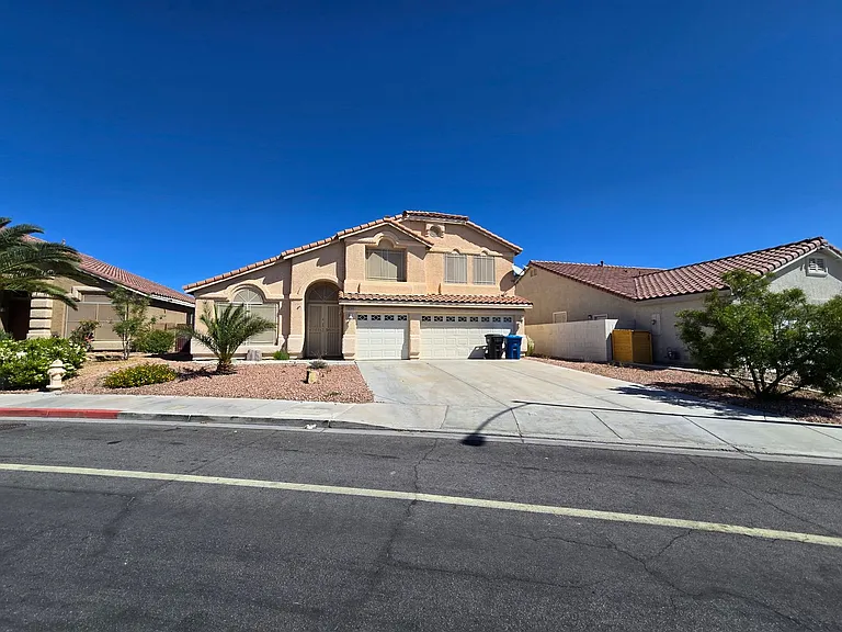 8244 W Gilmore Ave — Photo 2