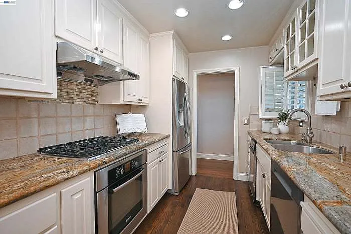 749 Moraga Dr — Photo 8