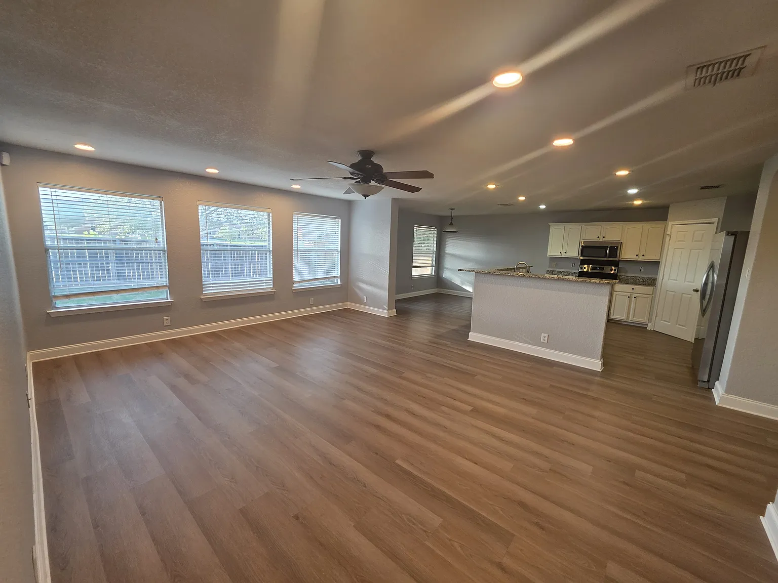 4 bed, 2915 sqft, $2,300 — Photo 3