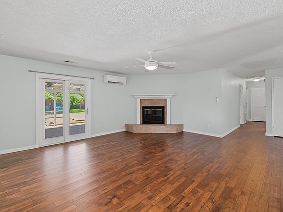 3rd image of 1424 Calexico Dr