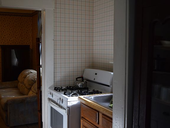 4th image of 633 Lindsay Ave