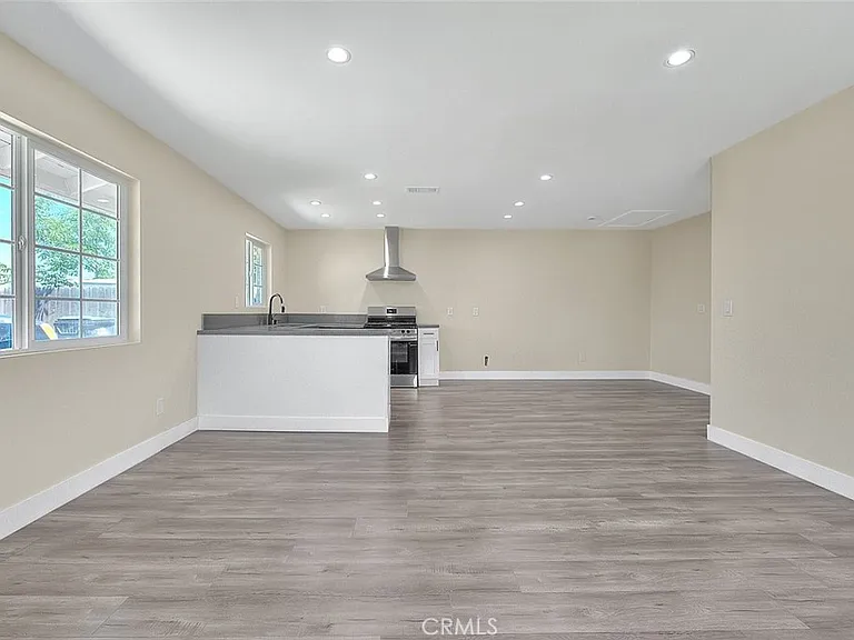 340 W Caroline St #A — Photo 2
