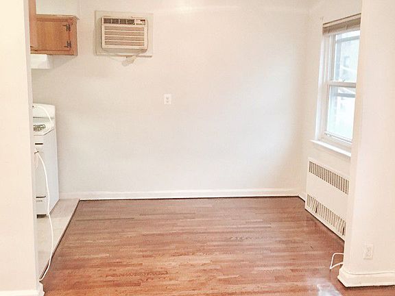 4th image of 2667 30th St #3