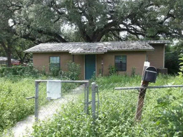 717 Juarez St, Uvalde, TX 78801