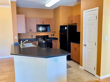 2 bed, 983 sqft, $2,100 — Photo 2