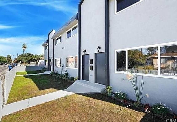 2nd image of 558 E Hyde Park Blvd