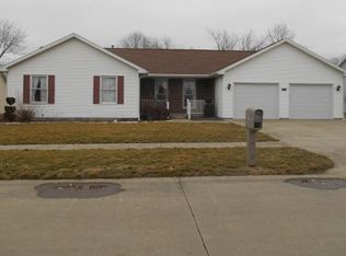 1837 Victoria Ln, Charleston, IL 61920