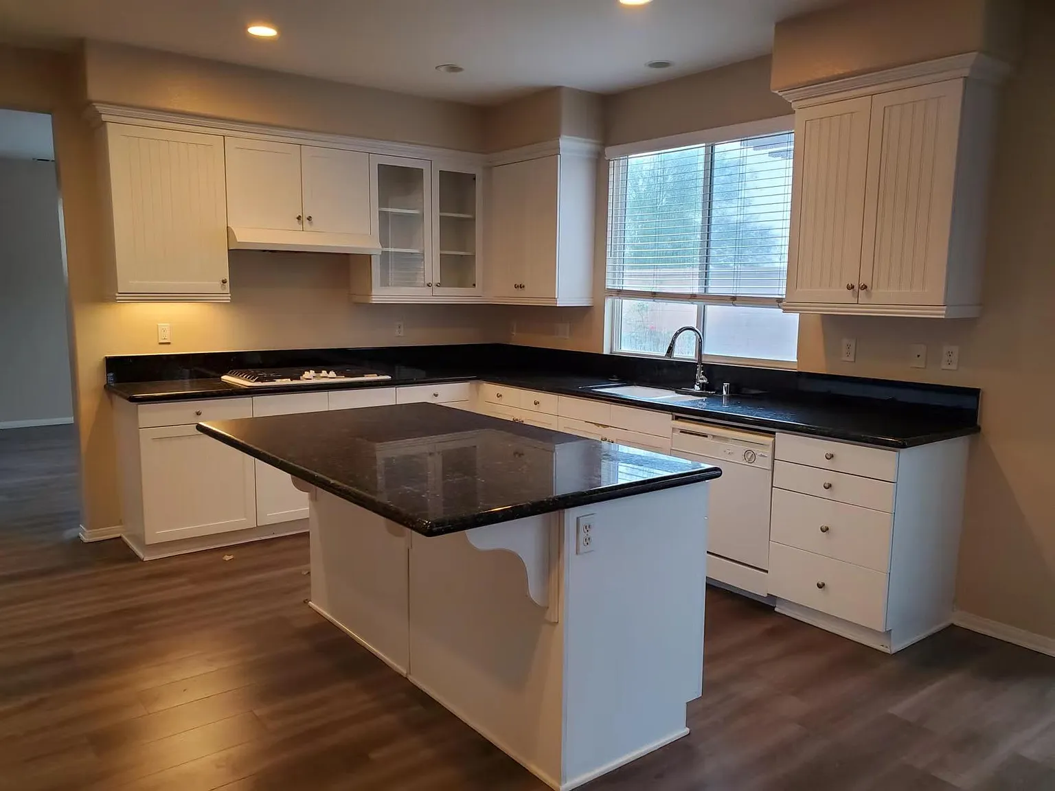 4 bed, 4.5 bath, 3550 sqft, $3,900 — Photo 2
