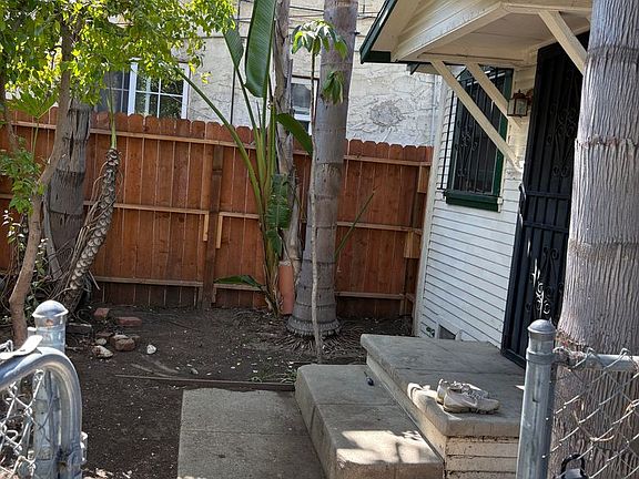 3rd image of 6137 Romaine St