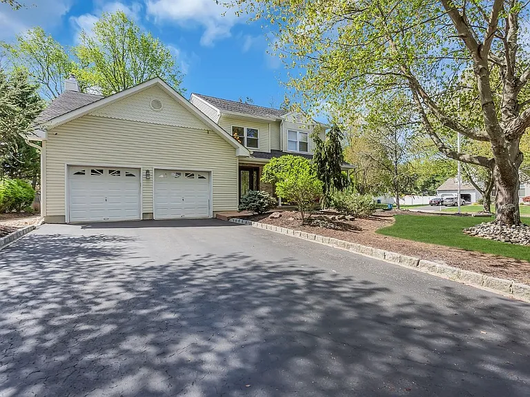 1 Edinburgh Ct — Photo 1