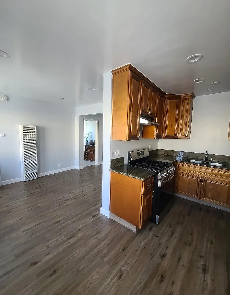 3 bed, 1000 sqft, $2,975 — Photo 2