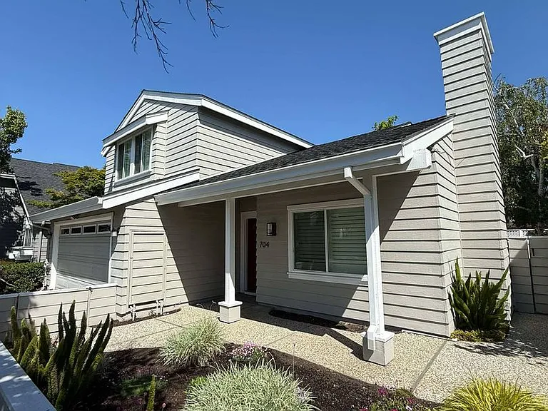 704 Newport Cir — Photo 2