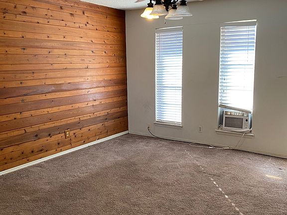 3rd image of 821 Eagle Dr