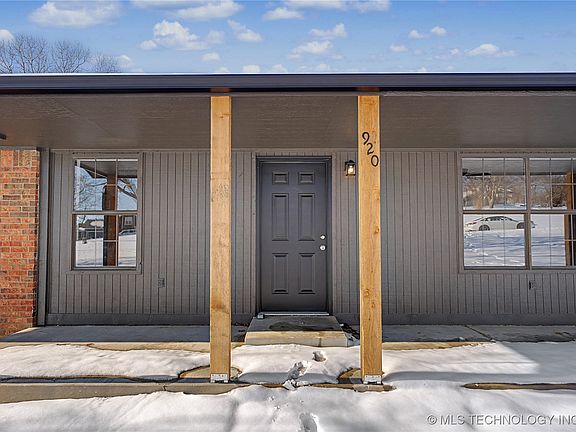 2nd image of 920 N Woodview Dr
