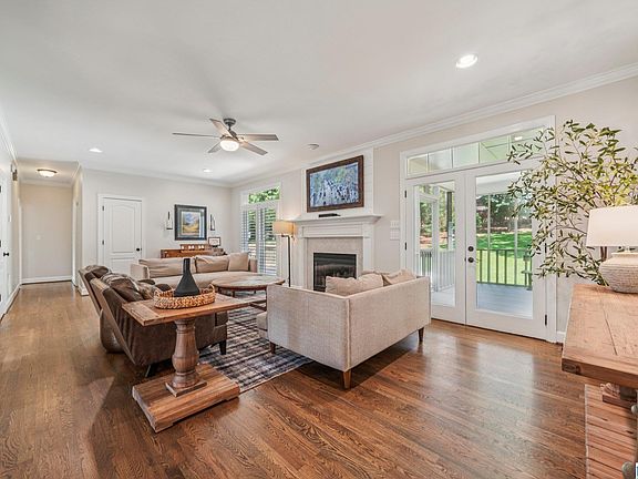 5th image of 309 Palace Dr
