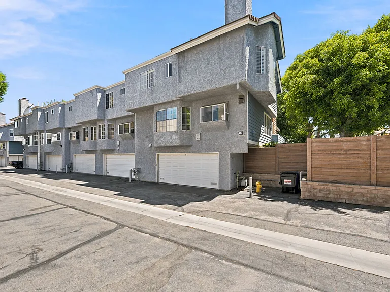 18721 Hatteras St #5 — Photo 28