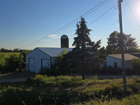 2740 61st Street Ln, Vinton, IA 52349