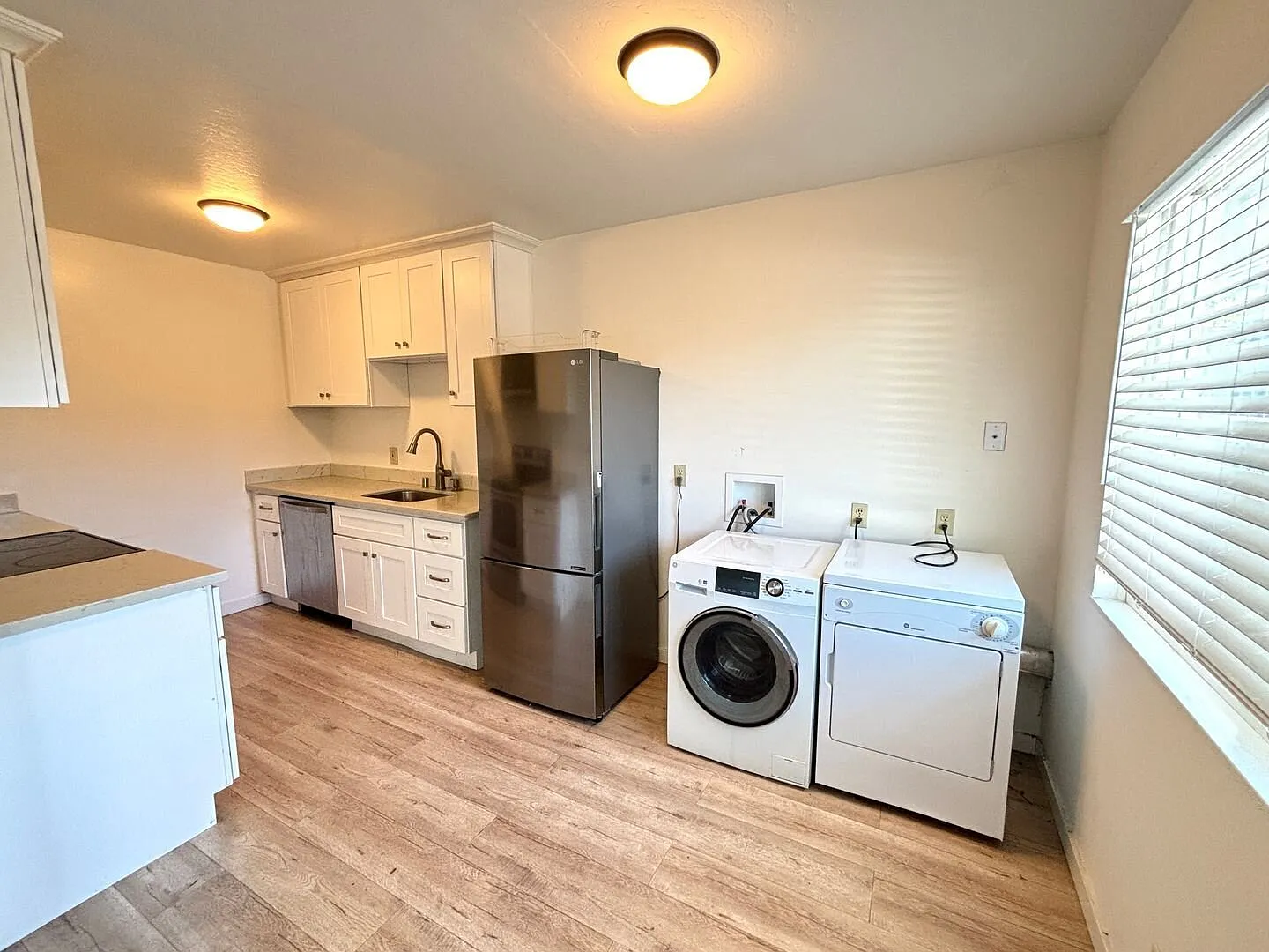 Spacious two bedroom near Webster. Laundry in unit and parking included! — Photo 1