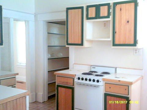 Kitchen w/pantry