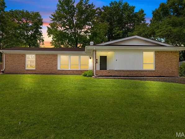 2025 Granada Dr, Florissant, MO 63033