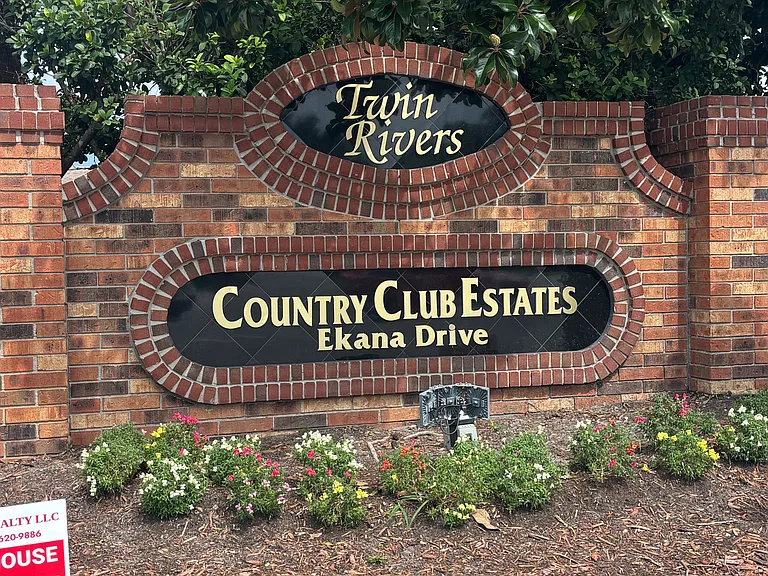 1874 N Prairie Dunes Ct — Photo 1
